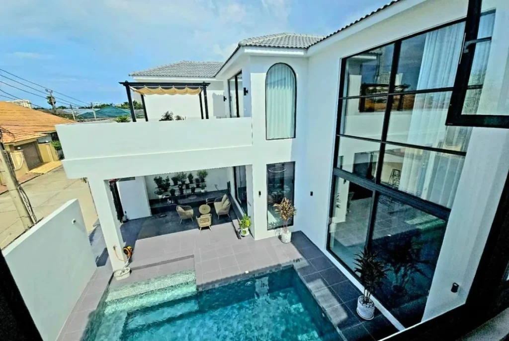 4 Bedroom Pool Villa for Sale in Jomtien &ndash; Jomtien Condotel