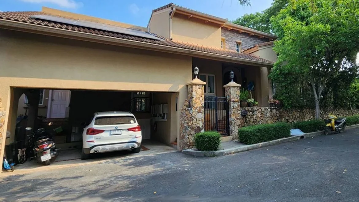 hs1033 3 bedrooms villa single house in silk road place east pattaya p 01