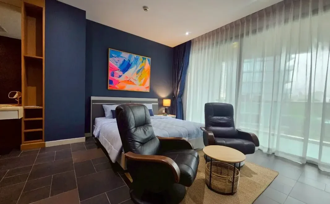 the crown of wongamat a renovated penthouse with unrivaled sea views p 16