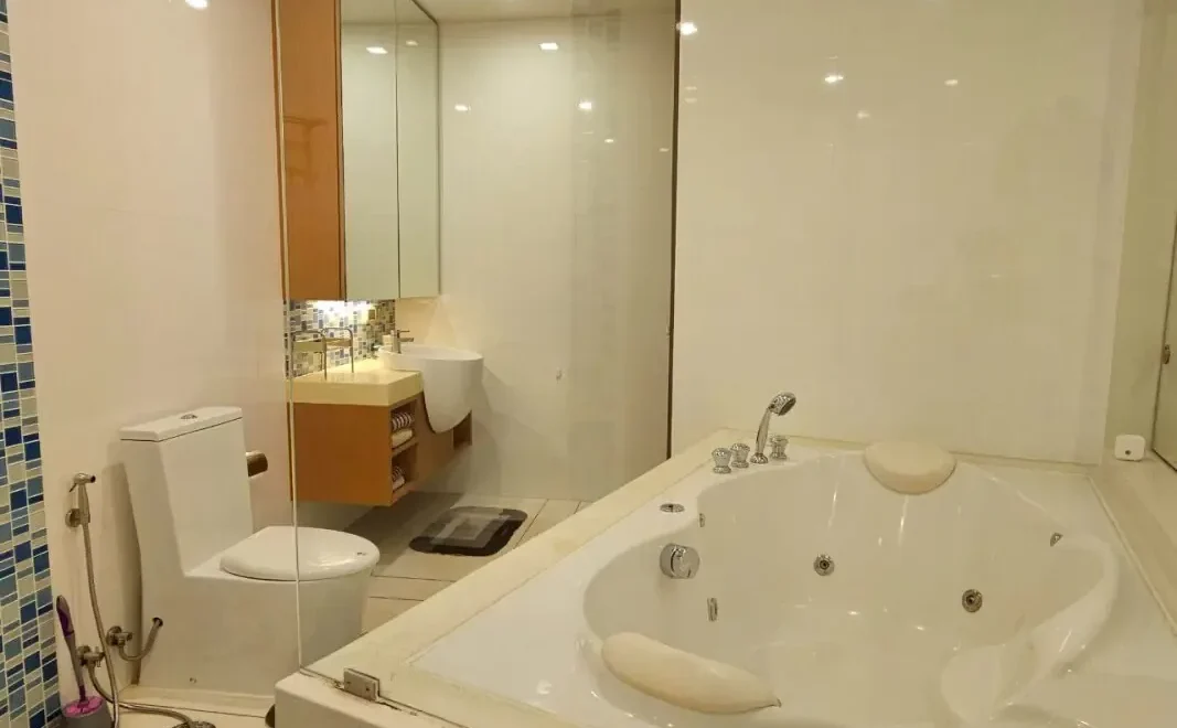 the crown of wongamat a renovated penthouse with unrivaled sea views p 21