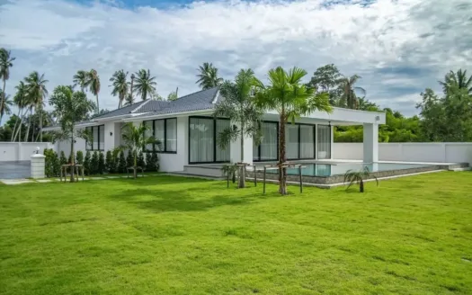 5 Bedroom Pool Villa for Sale in Huay Yai