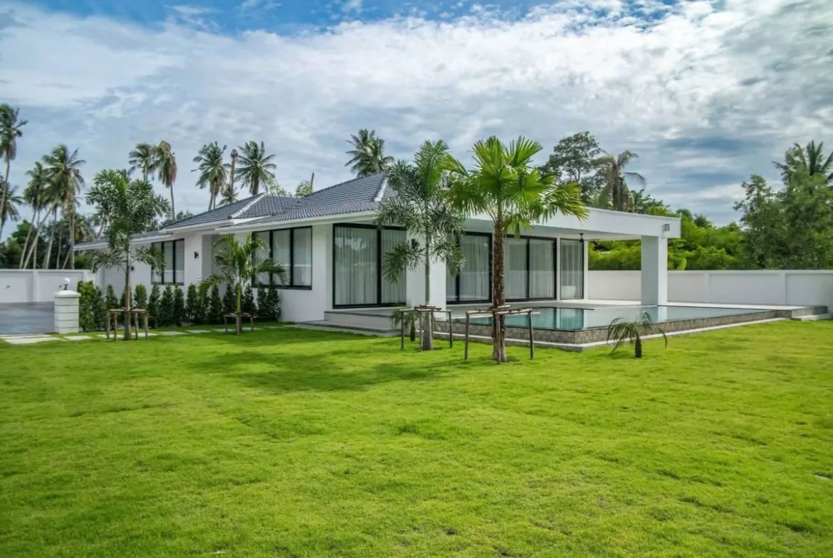 Five bedroom pool villa with private swimming pool in Huay Yai