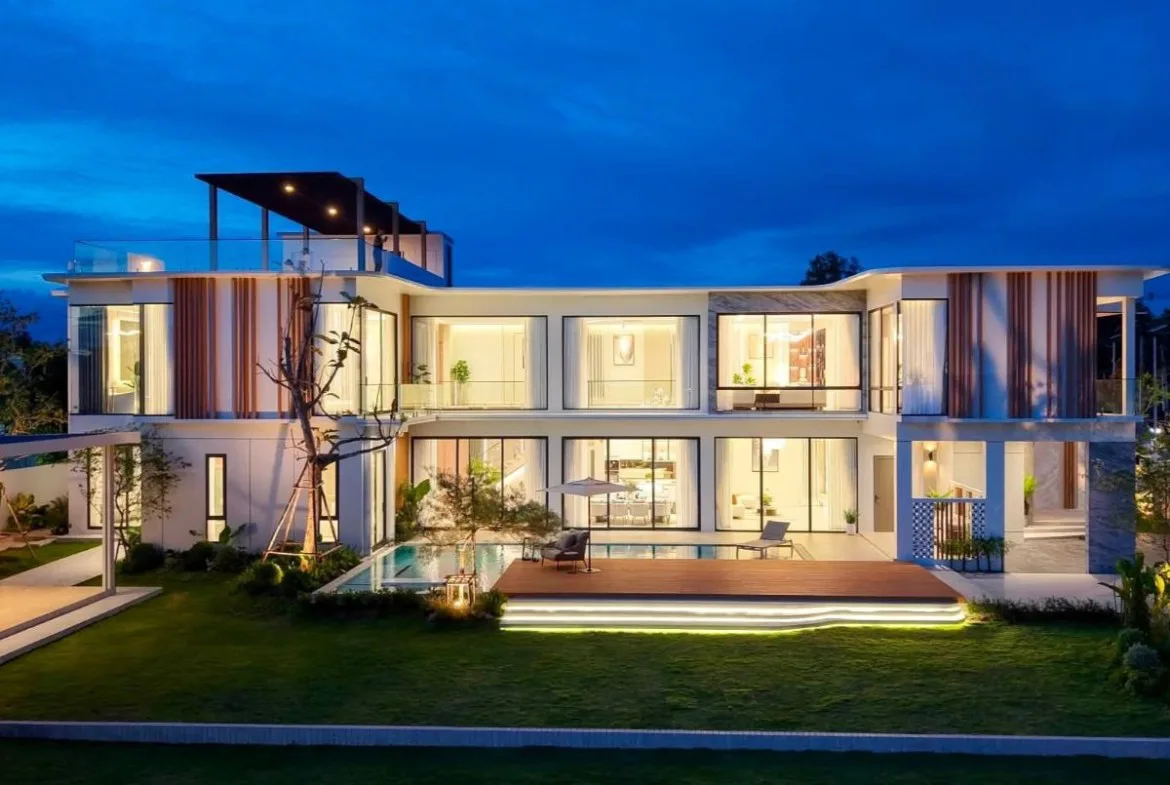 Substantial five-bedroom pool villa for sale in Pattaya