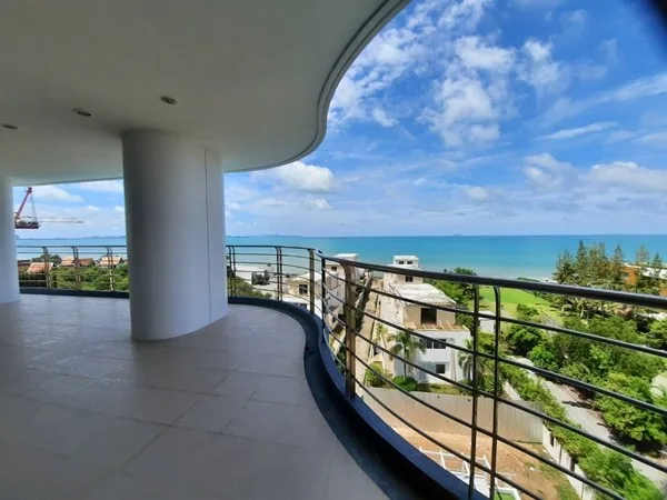 3 Bedroom Beachfront Condo for Sale in Na Jomtien &ndash; La Royale Beach